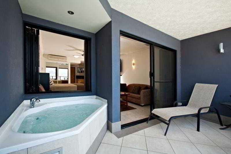 Aparthotel At Waterfront Whitsunday Retreat - Adults Only Airlie Beach Zewnętrze zdjęcie