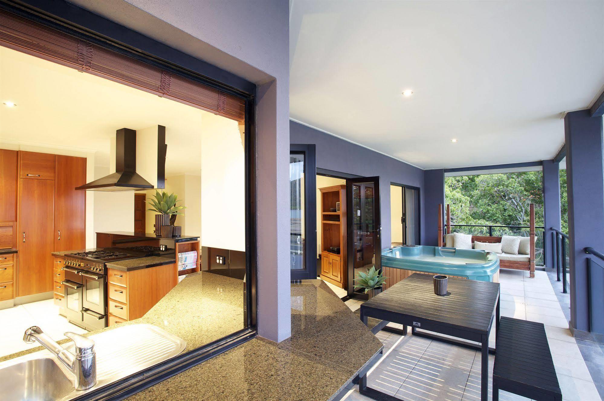 Aparthotel At Waterfront Whitsunday Retreat - Adults Only Airlie Beach Zewnętrze zdjęcie